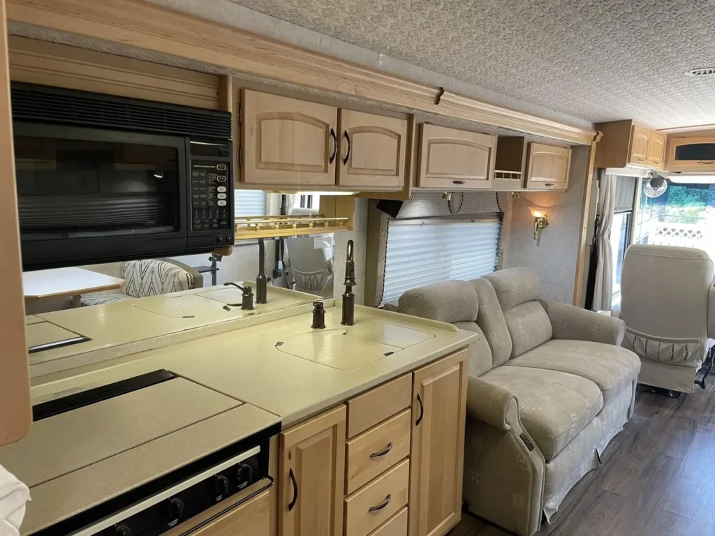 2002 Winnebago Itasca Horizon Motorcoach